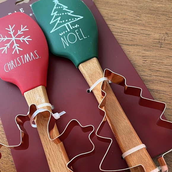 Rae Dunn spatula and cookie cutter set - Picture 3 of 5